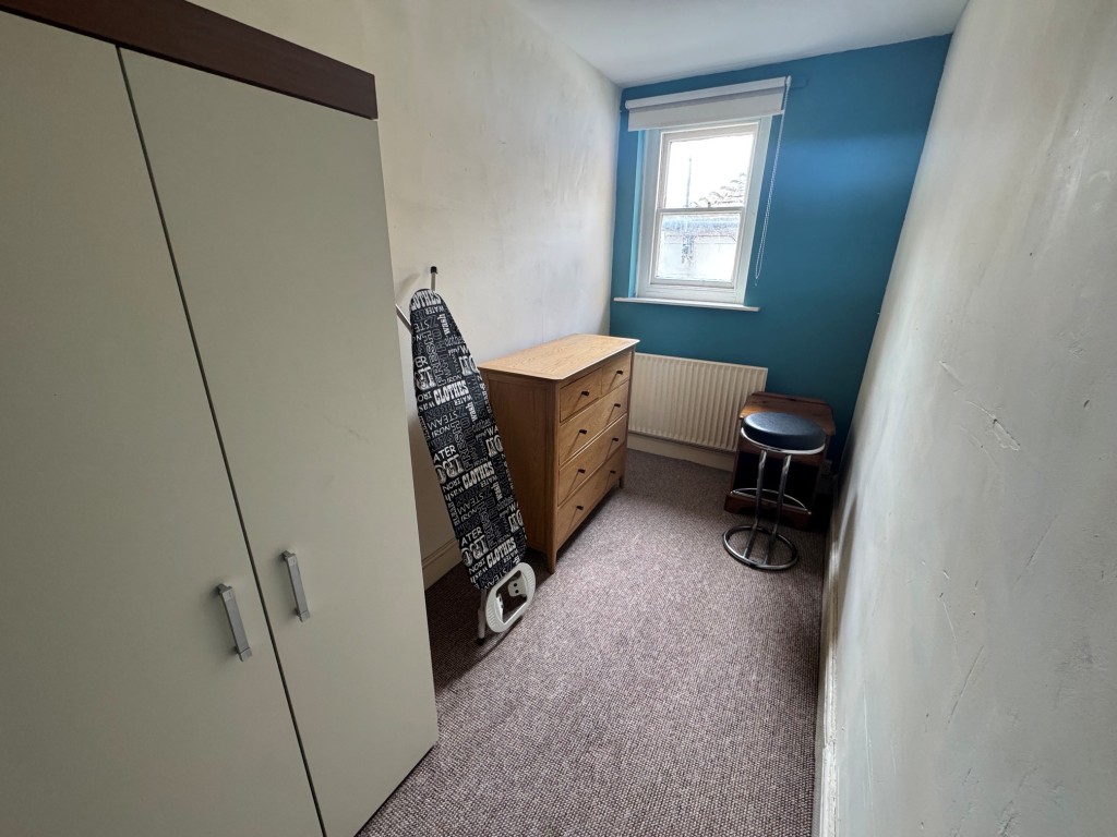 Lot: 85 - TWO FLATS CLOSE TO DEAL SEAFRONT, PIER AND TOWN CENTRE - First floor flat - study/bedroom 2